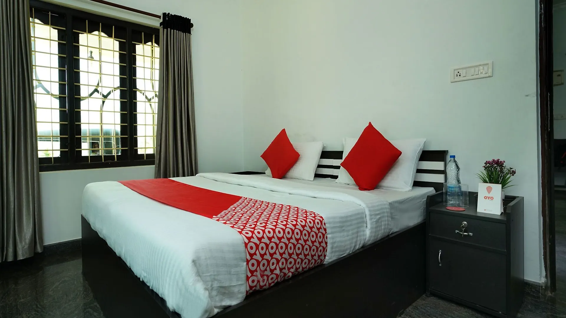 Oyo 12224 Karoli Inn Munnar Hotel