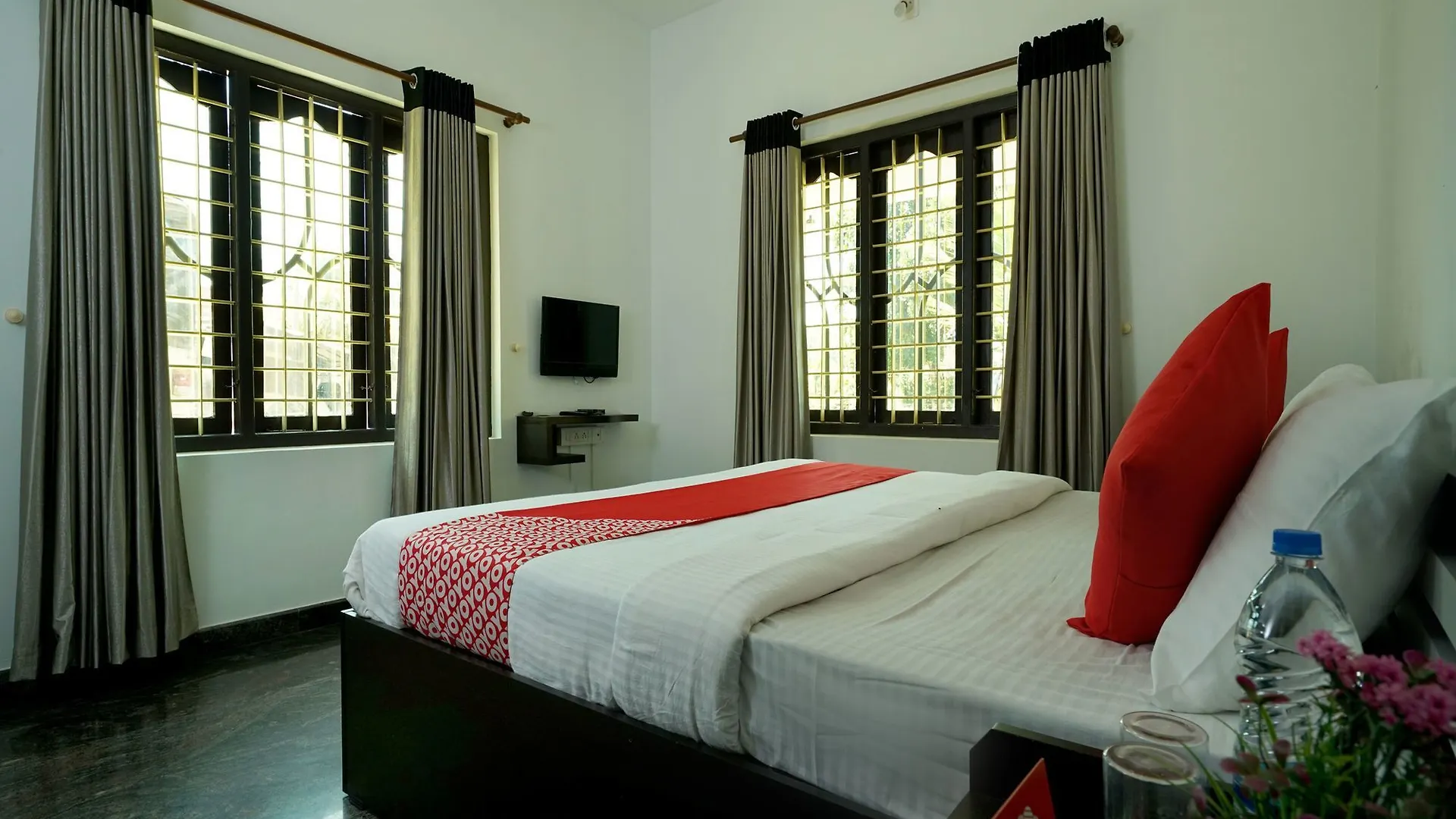 ** Hotel Oyo 12224 Karoli Inn Munnar India