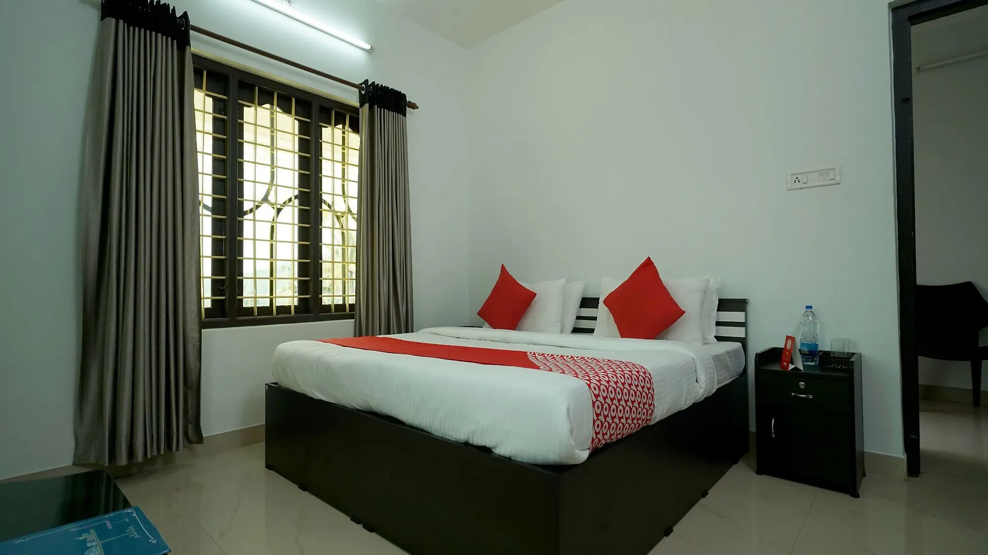 Oyo 12224 Karoli Inn Munnar Hotel