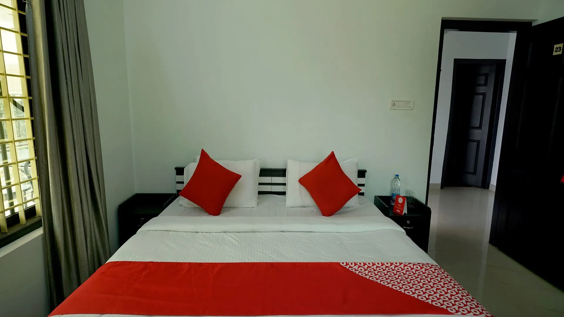Oyo 12224 Karoli Inn Munnar Hotel
