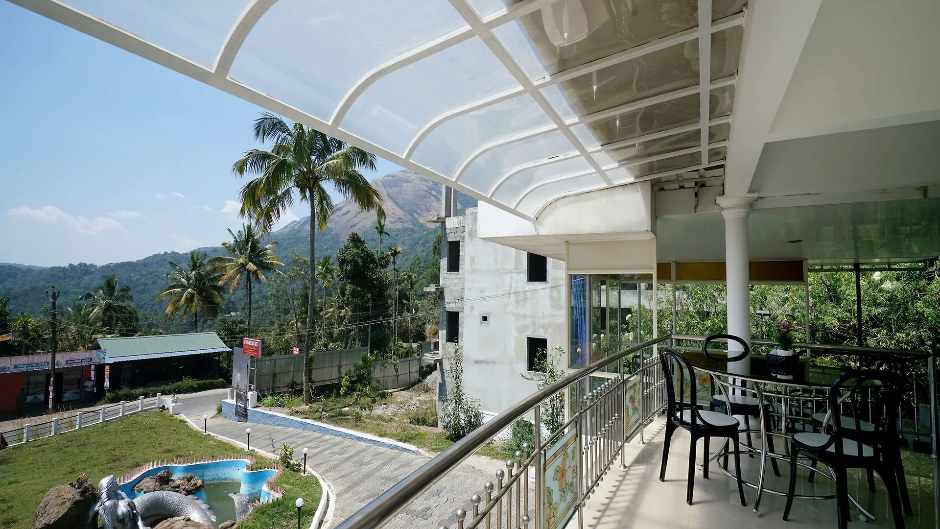 Oyo 12224 Karoli Inn Munnar Hotel